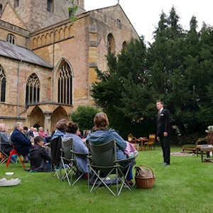 Tethered Wits Outdoor Theatre Tewkesbury Abbey